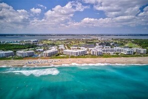 Oceanfront beach, 5 minute walk !