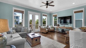 Royal Seaview: 2nd Floor Main Living Area
