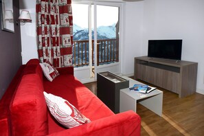 Sink into the plush sofas and watch the TV with your group at the end of a long day outside.