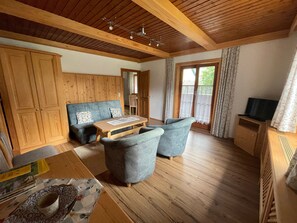 Wohnzimmer mit Schlafmöglichkeit