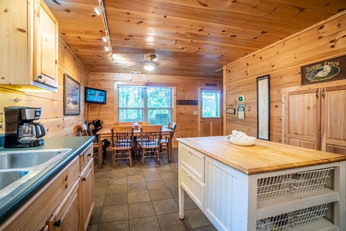 Alpine Rose – Pet-Friendly, Cozy Cabin w/Hot Tub Overlooking Downtown Helen