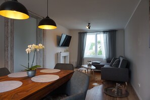 Wohnzimmer mit Sitz-und Essbereich