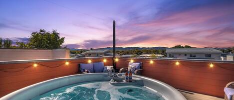 Rooftop 5-Person Hot Tub