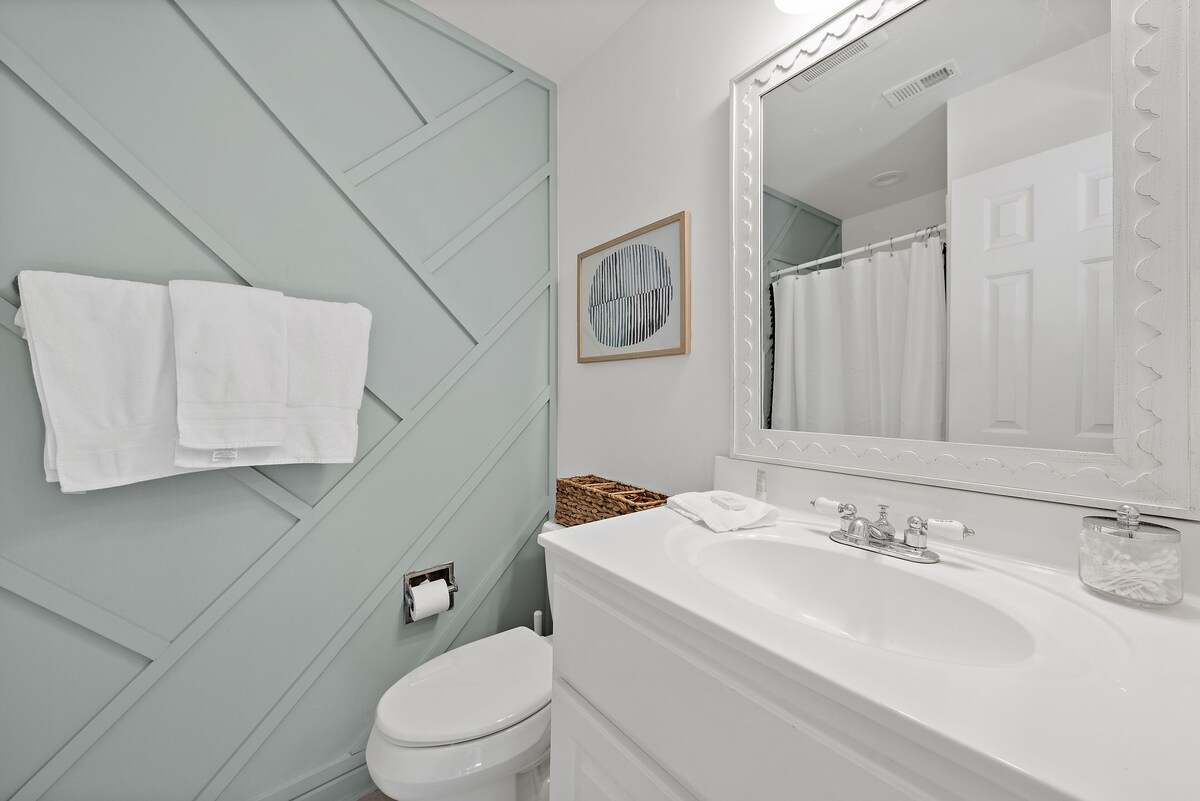 Pet Friendly 3BR Tarpon Pond Cottage! Close to Beach/Pools