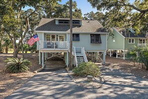 542 Tarpon Pond Cottage is a 2 bedroom + loft/3 full bath cottage situated on Ocean Winds Golf Course.