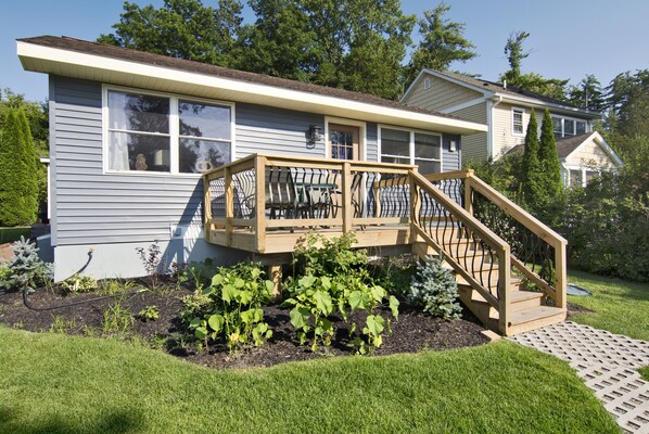 5 person cottage with a porch