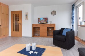 Wohnzimmer mit integriertem Küchenbereich