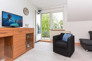 Wohnzimmer mit integriertem Küchenbereich