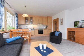 Wohnzimmer mit integriertem Küchenbereich