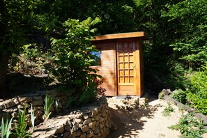 La salle de bain (douche, et lavabo)
