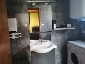 Salle de bain :" douche Italienne" et wc. 