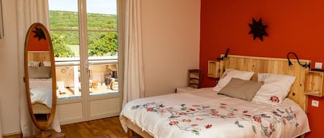 La chambre avec vue sur la piscine