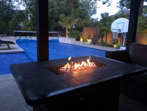 Fire pit table