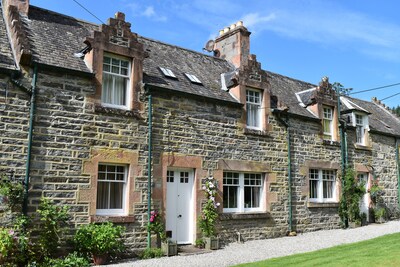 Factors cottage - historic  cottage in farm steading