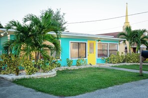 Front Yard - Tranquil Cul-de-sac, Only 3 blocks to the Downtown Safety Harbor!