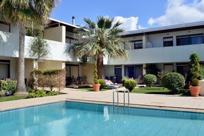 View of the building and swimming pool
