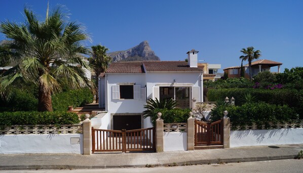 Ferienhaus Gessamins 2019
Hausvorderseite und Bergblick