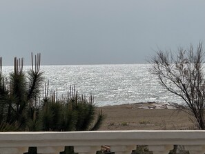 Blick von der Dachterrasse auf den Strand
