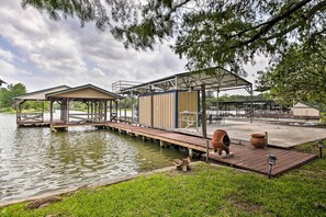 This renovated Kingsland home is just steps from the water!