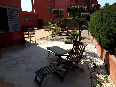 Very spacious ground floor apartment with large private garden and close to the sea