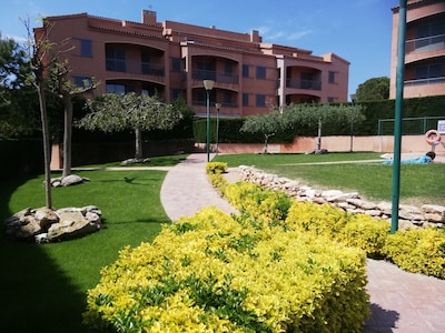 Very spacious ground floor apartment with large private garden and close to the sea