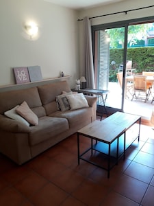 Very spacious ground floor apartment with large private garden and close to the sea