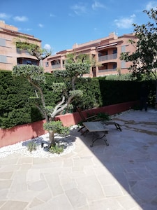 Very spacious ground floor apartment with large private garden and close to the sea