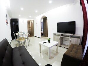 Living and Dining Room with Fast Wifi, Smart Tv and Netflix 
