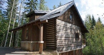 Log Dovetail Rooster Cabin - Mountain Life Getaway!