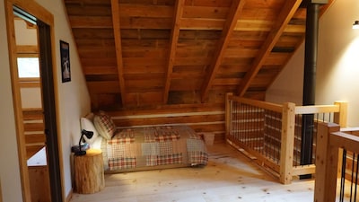 Log Dovetail Rooster Cabin - Mountain Life Getaway!