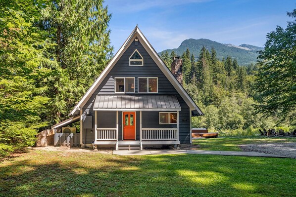 Welcome to Diamond on the Sky! Hot tub, fire pit, plenty of deck and yard space!