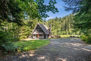 Yard games, s'mores, stargazing from the hot tub and mountain adventures all around!