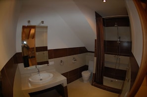 Top Floor Bathroom (en suite)