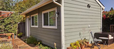 Adorable cottage with private entrance and side deck