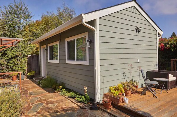 Adorable cottage with private entrance and side deck