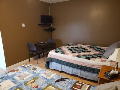 Located 12 km from Deer Lake Airport Thickwood is prime location to explore Newfoundland - Room 1