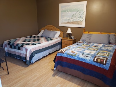 Located 12 km from Deer Lake Airport Thickwood is prime location to explore Newfoundland - Room 1