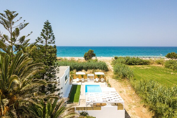 Mavi beachfront Villa! 25 meters from the beach!