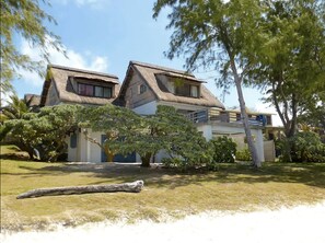 La villa (gauche) vue depuis la plage