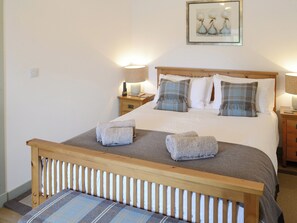 Relaxing double bedroom | Sunset Cottage, Portmahomack, near Tain