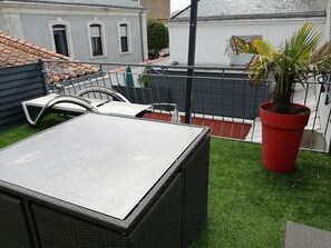 Location aux Sables d'Olonne - Balcon à l'étage avec mobilier