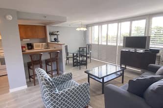 Diamond Head Location, Spacious, Super Clean, King One Bedroom Suite Sleeps Four