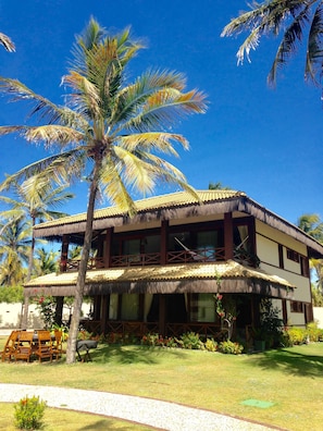 The apartment is on the upper floor of this bungalow.
O apto é no piso superior 