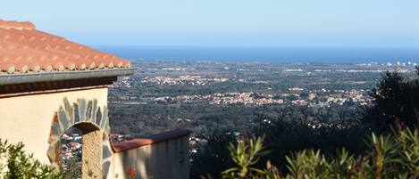 Villa Josephine mit Blick über die Rousssilonebene bis zum Mittelmeer