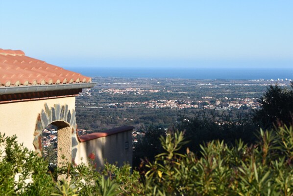 Villa Josephine mit Blick über die Rousssilonebene bis zum Mittelmeer