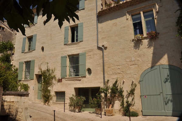 Maison Theodorit - street level entrance to Petit Theodorit apartment