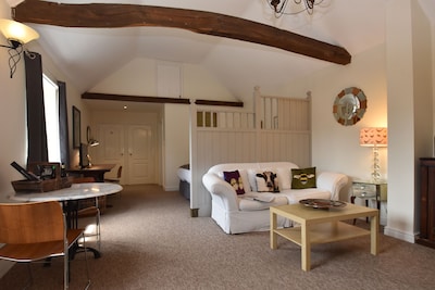 Daisy Cottage, Sleeps 2 - Romantic Retreat in Rye, East Sussex, UK