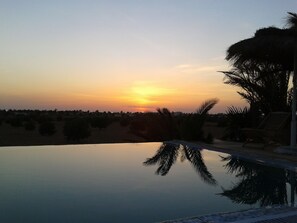 Couché de Soleil sur le bord de mer vue depuis la  piscine 