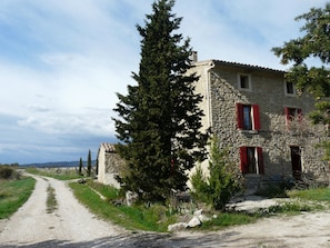 Das Ferienhaus vom Weg aus