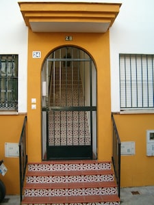 Helle Wohnung in idealer Wohngegend für Paare 15 Minuten von Sevilla entfernt